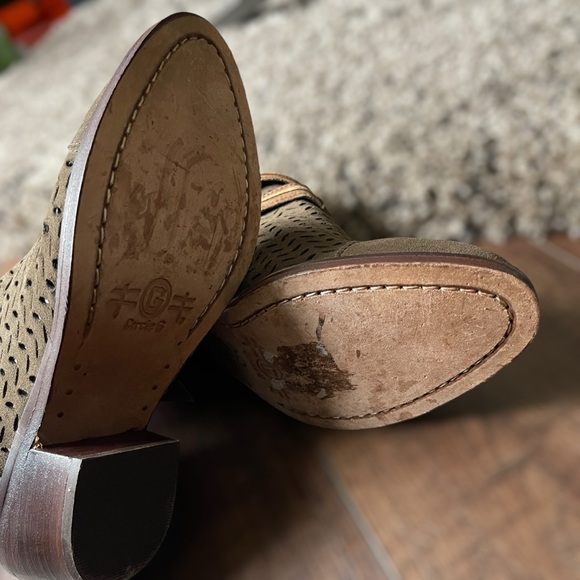 CIRCLE G Laser Cut Suede Ankle Booties •Size 8.5 • Women - Picture 13 of 16